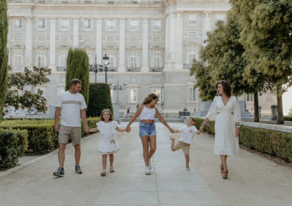 family photo session in the sabaiti gardens, madrid